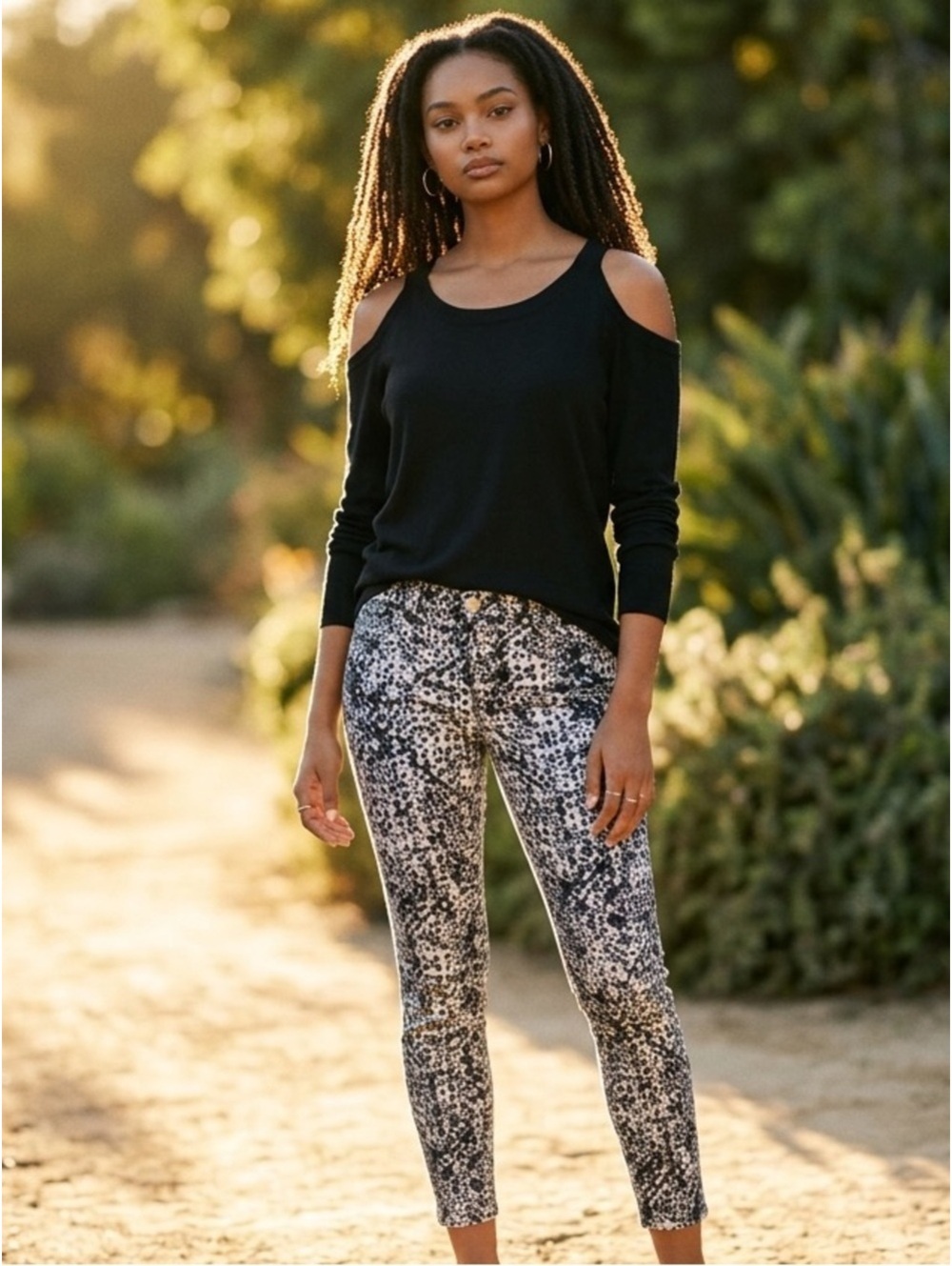 28 J Brand Printed Mid-Rise Cropped Capri Jeans in Elysium - Picture 6 of 15